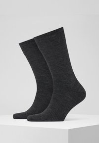 Grau, knielange Socken aus weichem, strapazierfähigem Stoff. Mit einem gerippten Bündchen und einer glatten Oberfläche sowie einem abgerundeten Zehendesign.