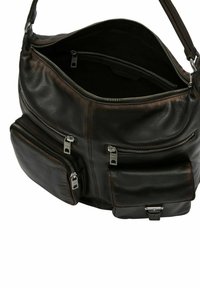 Ciemnobrązowa skórzana torebka o miękkiej fakturze, z zamykanym na suwak głównym przedziałem oraz kilkoma przednimi kieszeniami z srebrnymi dodatkami.