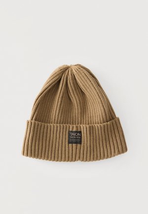 Gorro de punto acanalado de color tostado, con vuelta en el borde y una pequeña etiqueta negra de TAION, sobre un fondo blanco.