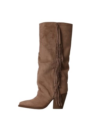 Botte mi-mollet en daim marron avec talon bloc empilé, bout pointu et long détail à franges sur le côté.
