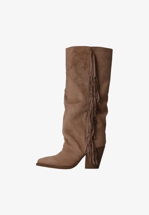 Botte mi-mollet en daim marron avec talon bloc empilé, bout pointu et long détail à franges sur le côté.