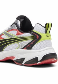 Puma-Sneaker mit einem weißen Mesh-Obermaterial und schwarzen, roten und neongrünen Akzenten. Gepolsterte Sohle mit einer strukturierten, mehrfarbigen Außensohle.