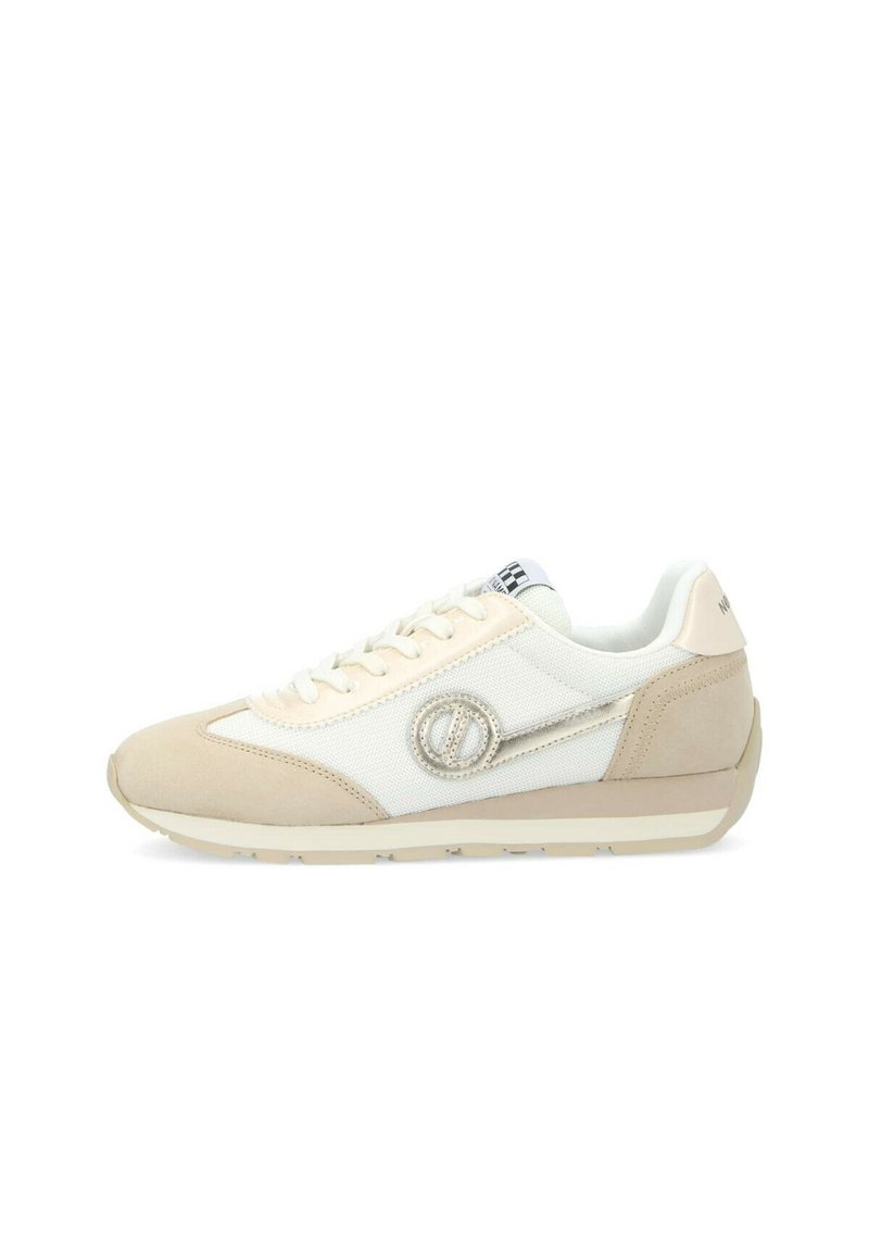 Sneaker beige e bianco con punta in suede liscia, lati in tessuto testurizzato e un accento in logo metallico. Presenta un colletto imbottito e stringhe piatte.