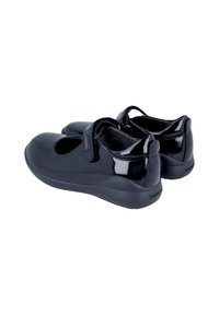 Zapatos de charol negro con punta redondeada, que cuentan con una correa de velcro y una suela acolchada para mayor comodidad. Diseño de perfil bajo con acentos mínimos.