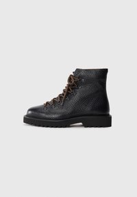 Schwarzer Lederwanderstiefel mit strukturiertem Finish. Verfügt über braune Schnürsenkel, Metallösen und eine robuste Sohle für besseren Halt. Knöchel hohe Silhouette.