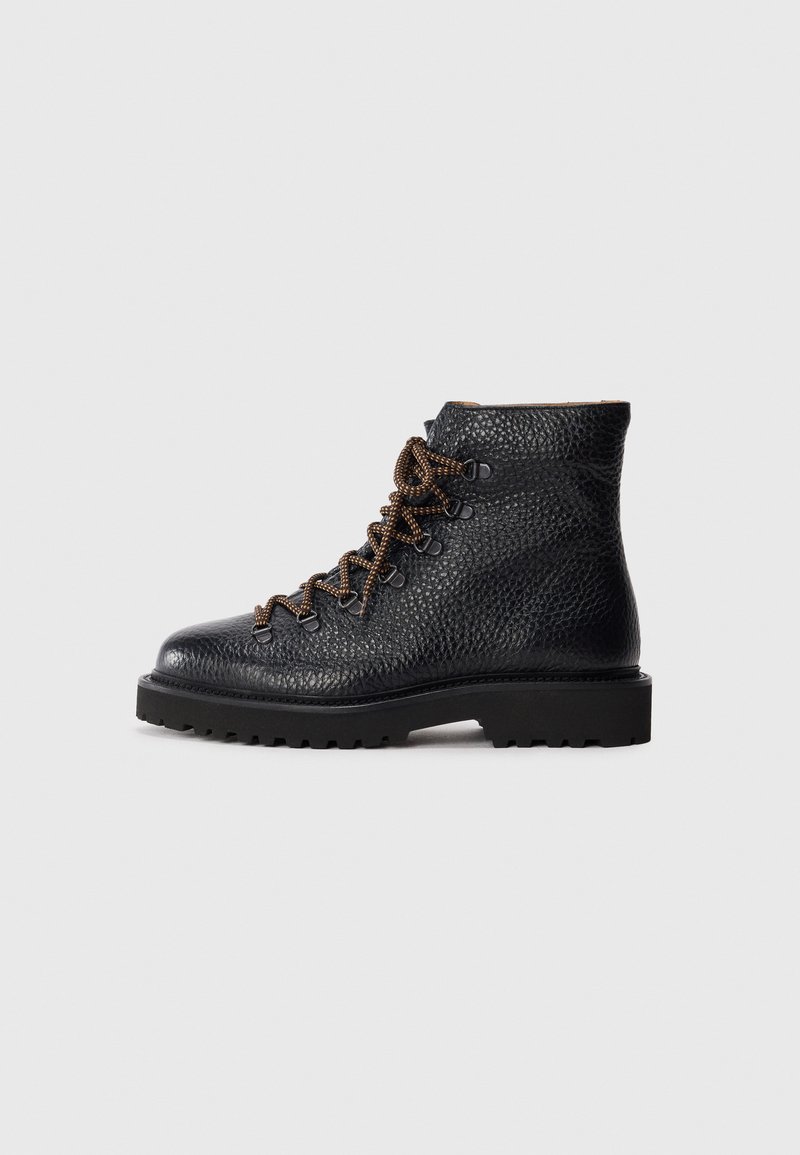 Schwarzer Lederwanderstiefel mit strukturiertem Finish. Verfügt über braune Schnürsenkel, Metallösen und eine robuste Sohle für besseren Halt. Knöchel hohe Silhouette.