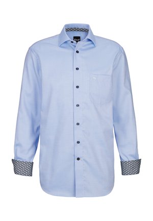 Helles blaues Langarmhemd mit durchgängiger Knopfleiste, schwarzen Knöpfen und gemusterten blau-weißen Manschetten. Verfügt über eine Brusttasche.