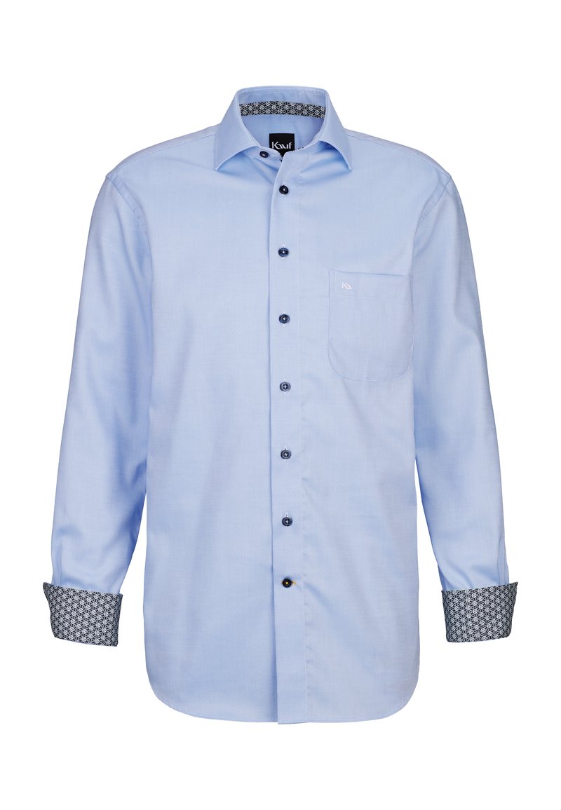 Camicia a maniche lunghe azzurro chiaro con bottone frontale, bottoni neri e polsini a motivo blu e bianco. Presenta una tasca sul petto.