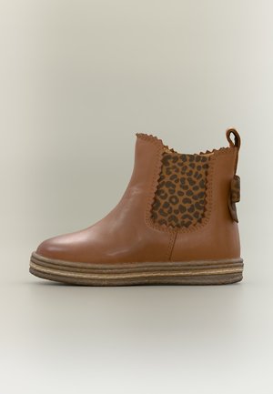 Bottine en cuir marron avec panneau latéral élastique imprimé léopard, bord festonné, languette de tirage et semelle texturée.