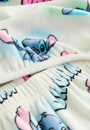 Fleece pyjama's met een cartoonfiguur in blauw en roze, met een elastische tailleband en een witte achtergrond, die een gladde textuur en levendige kleuren tonen.