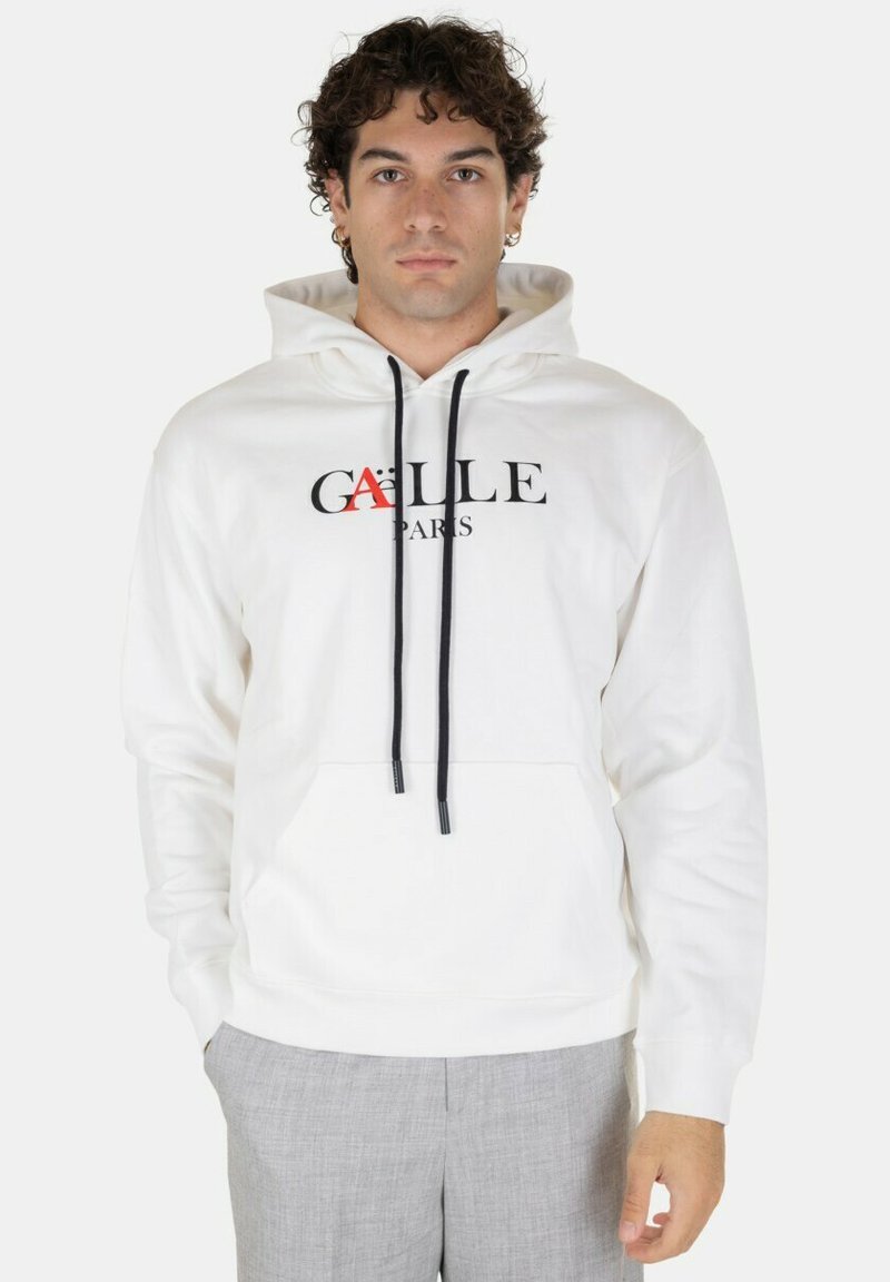 Felpa bianca con cappuccio e tasca frontale, dotata di lacci neri e un logo stampato che include "GÄLLE" e "PARIS" in colori a contrasto.
