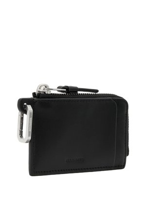 Portefeuille en cuir noir avec fermeture éclair, clip mousqueton en métal sur le côté et marquage embossé minimaliste.