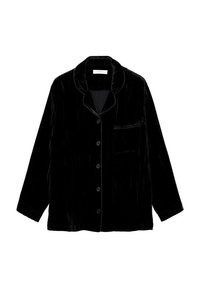 Top de pijama de terciopelo negro con cuello de pico, mangas largas, cierre frontal de botones y un bolsillo en el pecho. Textura suave con un brillo sutil.