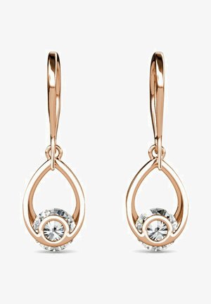 Des boucles d'oreilles en or rose en forme de goutte d'eau présentent un design tourbillonnant avec une pierre précieuse claire et ronde à la base, créant un look délicat.