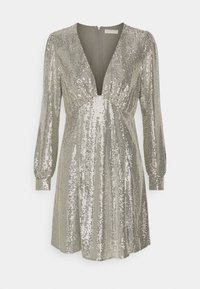 Robe en sequins argentés avec un décolleté en V profond, des manches longues bouffantes, une taille froncée et une fermeture éclair au dos. Texture brillante et réfléchissante.