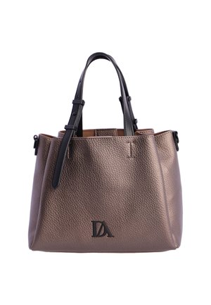 Bolso de mano de cuero marrón texturizado con asas negras ajustables y un logo negro "DA" en la parte frontal, sobre un fondo blanco.