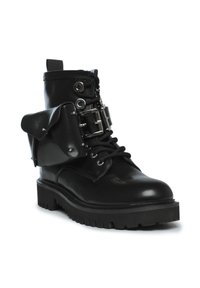 Stivaletto in pelle nera con punta rotonda, superficie texturizzata, allacciatura frontale, dettagli in metallo e patta attaccata con borchie.