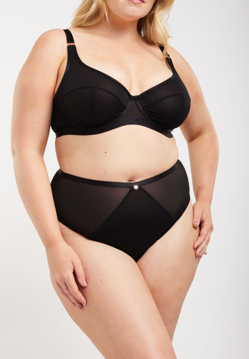 Svart bh och högmidjade trosor i strukturerad mesh. Bh:n har byglar, justerbara band och en dekorativ detalj framtill.