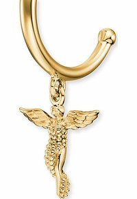 Orecchino a cerchio in oro con un charm a Caduceo che presenta ali dettagliate e un corpo texturizzato, evidenziando un'eccellente lavorazione artigianale e una finitura liscia.