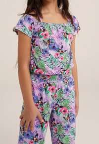 Purple floral outfit with short sleeves, featuring tropical patterns and elasticized waist. Material: soft fabric with a smooth texture.