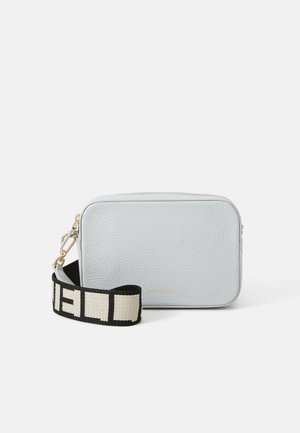 Bolsa de couro azul-claro com superfície texturizada, forma retangular, ferragens douradas e uma alça preta e creme com letras em destaque.