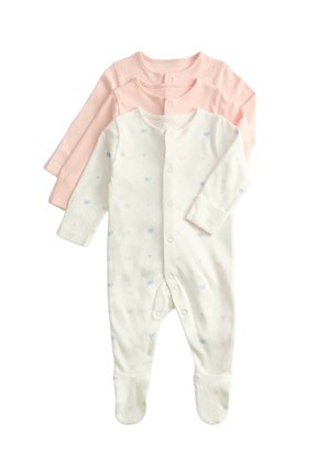 Drie babypyjama's met voetjes in zacht roze en wit, met drukknoopjes aan de voorkant en kleine strik- en hartpatronen op de witte.