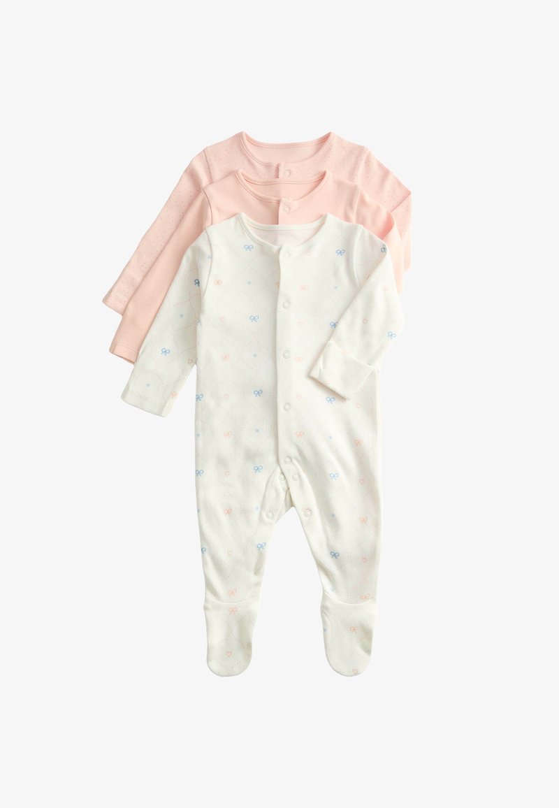 Trzy dziecięce pajacyki z nogawkami w delikatnym różu i bieli, z zatrzaskami z przodu oraz małymi wzorami w kokardki i serca na białym.