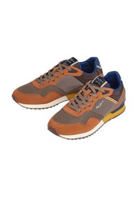 Rudos ir oranžiniai sportbačiai, pagaminti iš zomšos ir tinklelio, su apvaliu pirštu, raištelių uždarymu ir kontrastingais geltonais akcentais.