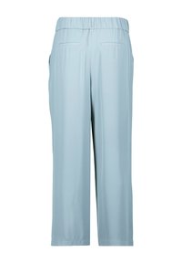 Pantaloni cropped leggeri di colore azzurro, a vestibilità rilassata, realizzati in tessuto morbido. Presentano un elastico in vita e due tasche posteriori.