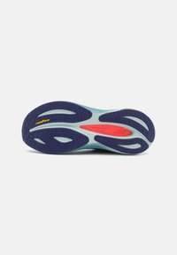 Potplat cipela s mint zelenom osnovom, teksturiranim tamnoplavim uzorcima, ružičastim akcentima i "Goodyear" logotipom. Dizajniran za prianjanje i izdržljivost.