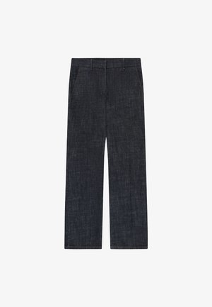 Jean denim bleu foncé à coupe droite avec passants de ceinture, poches avant et fermeture éclair sur fond blanc.