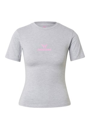 Lysegrå, kortermet, tettsittende T-skjorte med en liten rosa sommerfugl og ordet "delicious" trykt midt på brystet.