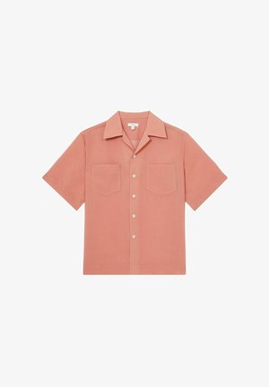 Koszula z krótkim rękawem, zapinana na guziki, w miękkim, przybrudzonym różowym materiale. Posiada dwie przednie kieszenie, klasyczny kołnierzyk oraz luźny krój.