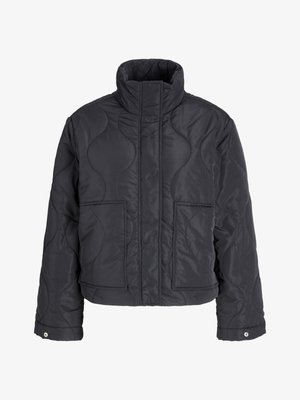 Casaco acolchoado preto com colarinho alto, apresentando dois bolsos frontais e padrões de ondas texturizados. Fechos de pressão na bainha.