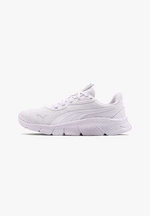 Zapatilla deportiva blanca con parte superior de malla, cordones, suela acolchada y branding sutil en el lateral y el talón, mostrada de perfil hacia la izquierda.