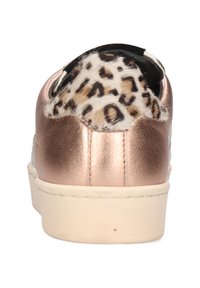 Sneaker metallizzato in oro rosa con dettagli di pelliccia a stampa leopardata nel tallone e suola in gomma bianca. Texture liscia e forma arrotondata.