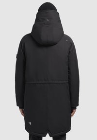 Czarna puchowa kurtka z kapturem, charakteryzująca się gładką teksturą, średniej długości krojem oraz trójkątnym logo na dolnej lewej części pleców.