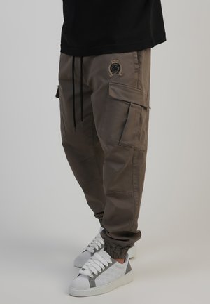 REGULAR FIT - Oldalzsebes nadrágok - brown