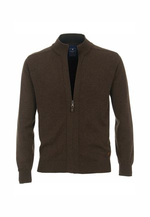 Cardigan zippé marron en tissu doux, avec un col montant, des poignets et un ourlet côtelés, portant une petite étiquette de logo sur le côté inférieur.