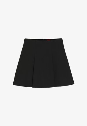 Czarna plisowana mini spódniczka z dopasowanym paskiem w talii i delikatnym rozszerzeniem, zaprojektowana na codzienne lub eleganckie okazje.