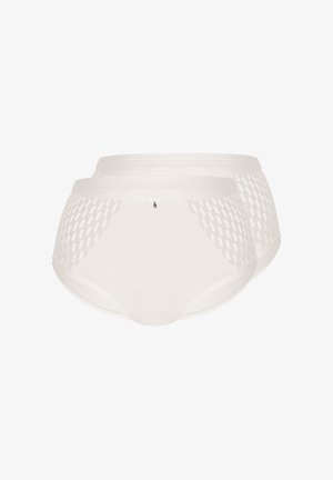 Zwei Paar weiße Damenunterwäsche mit durchscheinenden, gemusterten Seitenteilen und einem kleinen dekorativen Anhänger vorne am Bund.