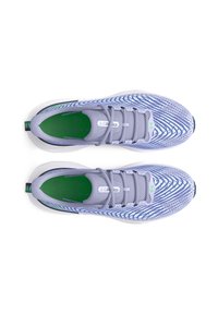 Licht paarse sportschoenen met een getextureerde mesh bovenzijde, groene binnenzool en witte zool. Beschikt over een dynamisch gestreept patroon en platte veters.