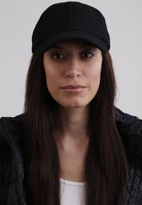 CASH-MERE Kšiltovka - schwarz