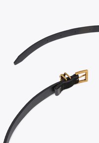 Zwarte leren riem met een gladde afwerking, voorzien van een gouden rechthoekige sluiting en verschillende gaatjes voor aanpassing.