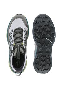 Scarpe sportive Lowa in mesh grigio e bianco con accenti neri. Presentano suole in gomma testurizzata con battistrada multidirezionale per una migliore aderenza.