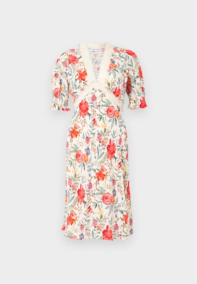 Midi φόρεμα με λουλούδια σε κόκκινες και ροζ αποχρώσεις, ντεκολτέ σε σχήμα V, διακοσμητικό δαντέλας και κοντά puff μανίκια σε κρεμ φόντο.