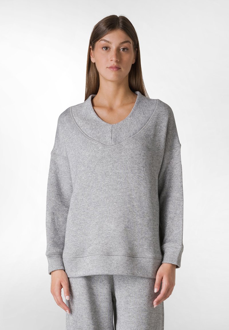 Sudadera gris de gran tamaño, hecha de una tela suave, con un escote redondeado, mangas largas y puños acanalados, con un diseño minimalista.