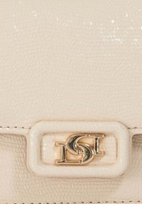 Crème faux leren handtas met een textuurafwerking, voorzien van een gold-tone logo sluiting en een glad rechthoekig accent.