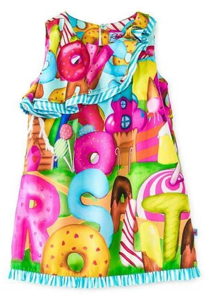 Kolorowa sukienka dziecięca z nadrukiem w motywy deserów, takich jak lody, pączki i słodycze. Wykonana z miękkiej tkaniny, z falbaną na ramieniu i frędzlami na dole.