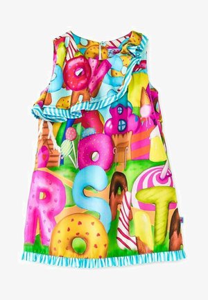 Vestido infantil colorido con estampado temático de postres que incluye helados, donuts y caramelos. Hecho de tela suave con un hombro con volantes y un dobladillo con flecos.